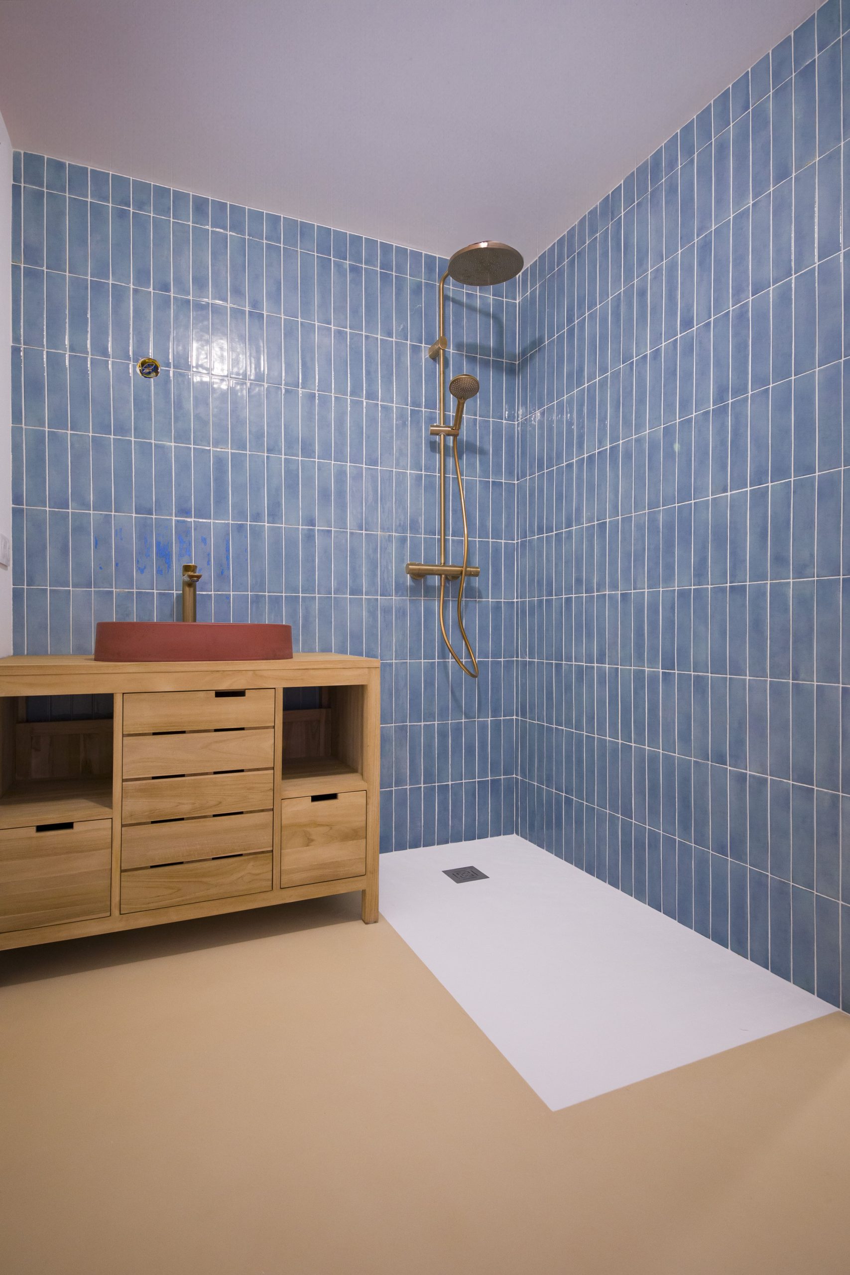 Salle de bain en béton ciré à Toulon réalisée par Clavel Rénovation