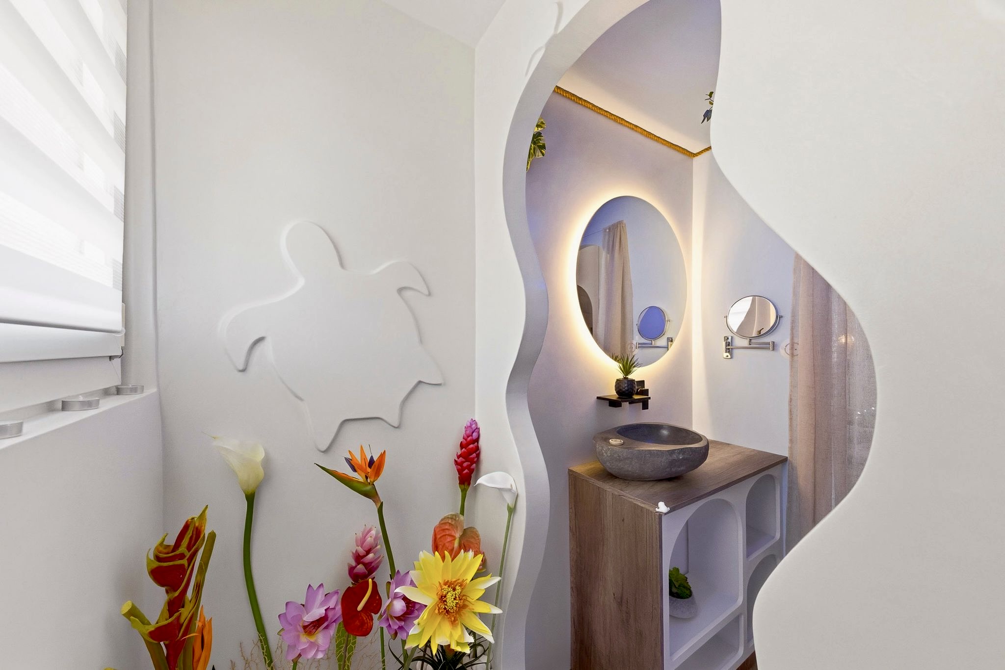 Douche à l’italienne en béton ciré avec niches décoratives, projet livré à Giens par Clavel Rénovation.