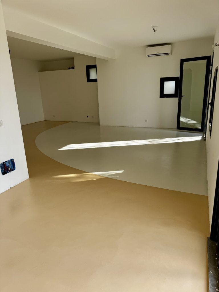 sol béton ciré finition bicolore intérieur rénovation moderne Toulon Var