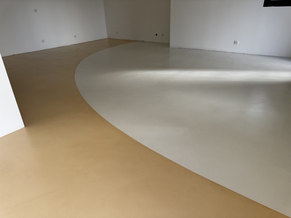 détail sol béton ciré bicolore avec formes arrondies finition haut de gamme Toulon Var