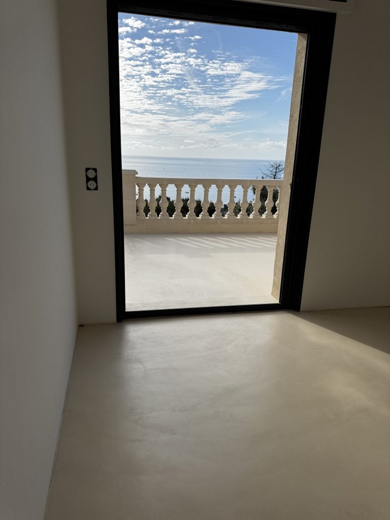 béton ciré terrasse avec vue mer rénovation haut de gamme Toulon Var