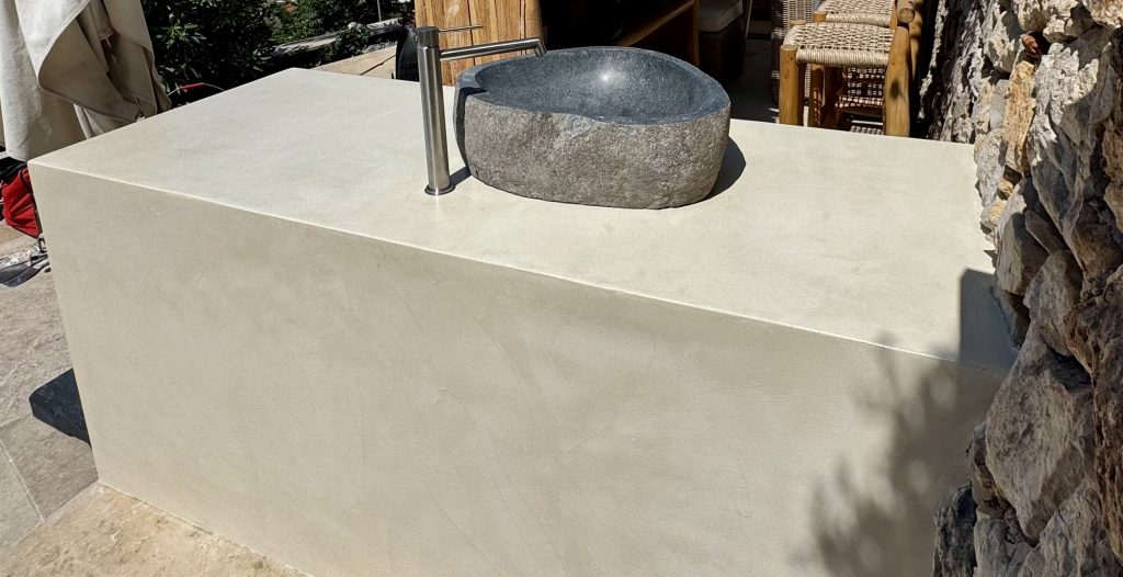 Meuble vasque en béton ciré à Sanary réalisée par Clavel Rénovation