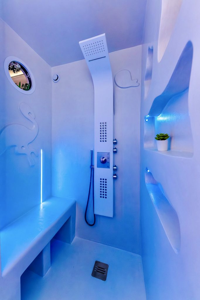 Douche en béton ciré avec éclairage LED et niches murales réalisée à Hyères par Clavel Rénovation