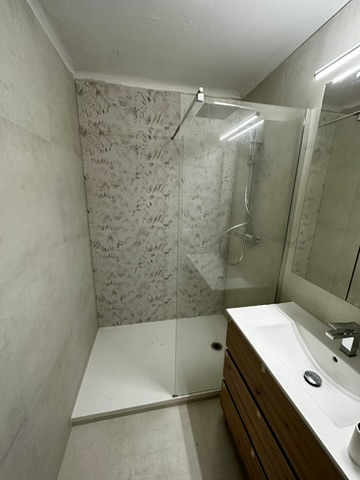 Salle de bain rénovée en béton ciré dans le Var – Clavel Rénovation