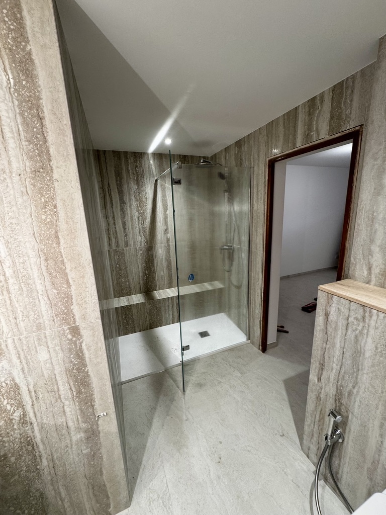 Douche à l’italienne en béton ciré dans le Var – Clavel Rénovation