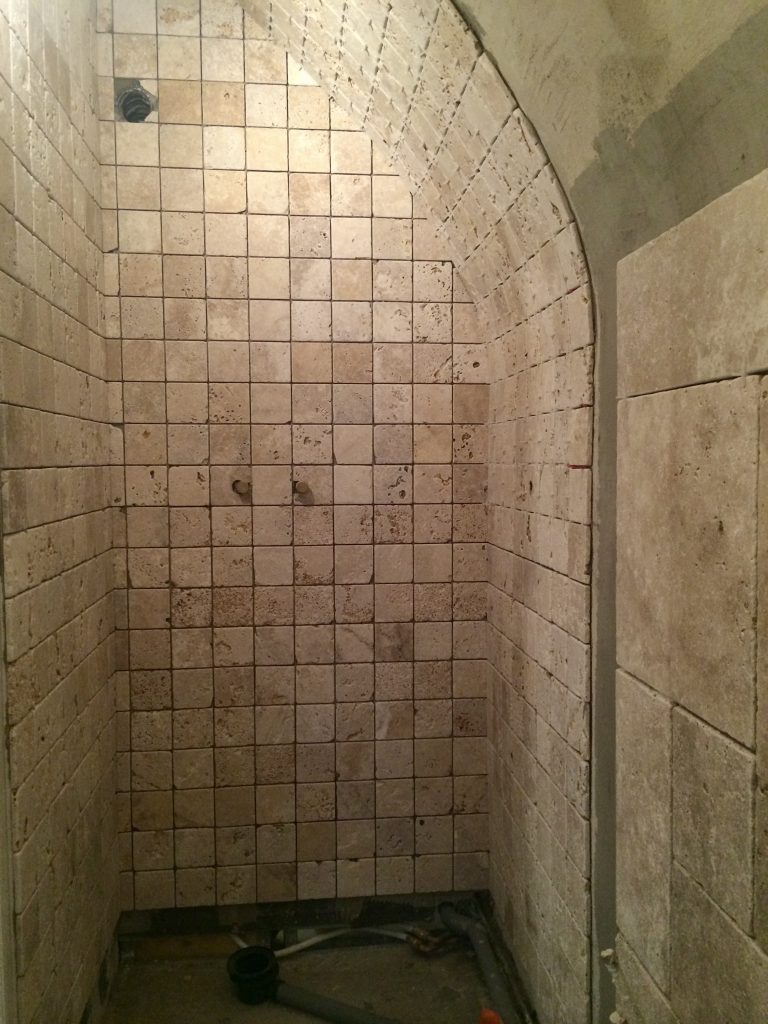 Carrelage douche en travertin La ciotat