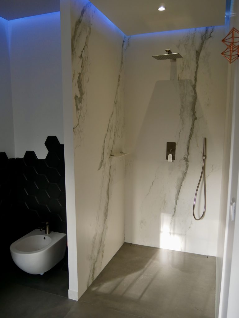 Salle de bain moderne rénovée à Hyères