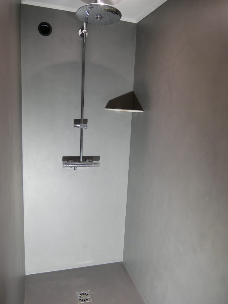 Salle de bain haut de gamme avec béton ciré au Lavandou
