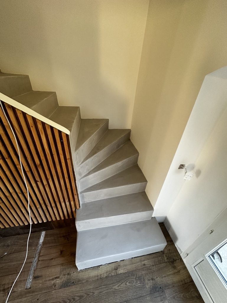 Escalier en béton ciré réalisé par Clavel Rénovation dans le Var