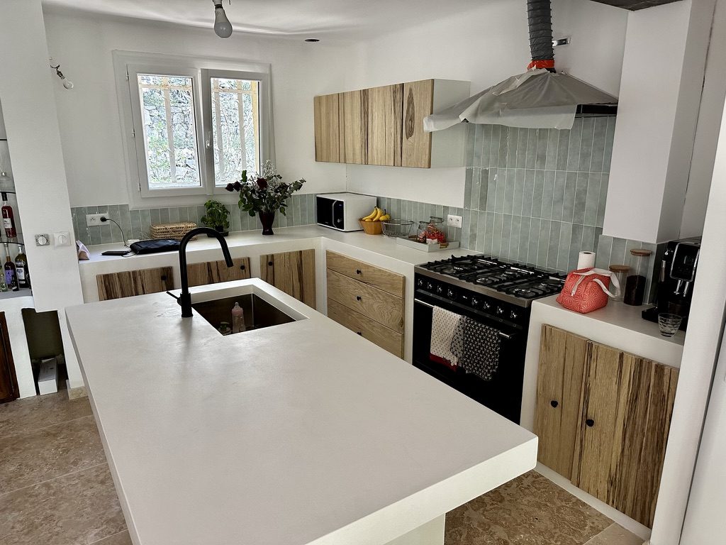 Plan de travail en béton ciré (îlot de cuisine) réalisé par Clavel Rénovation