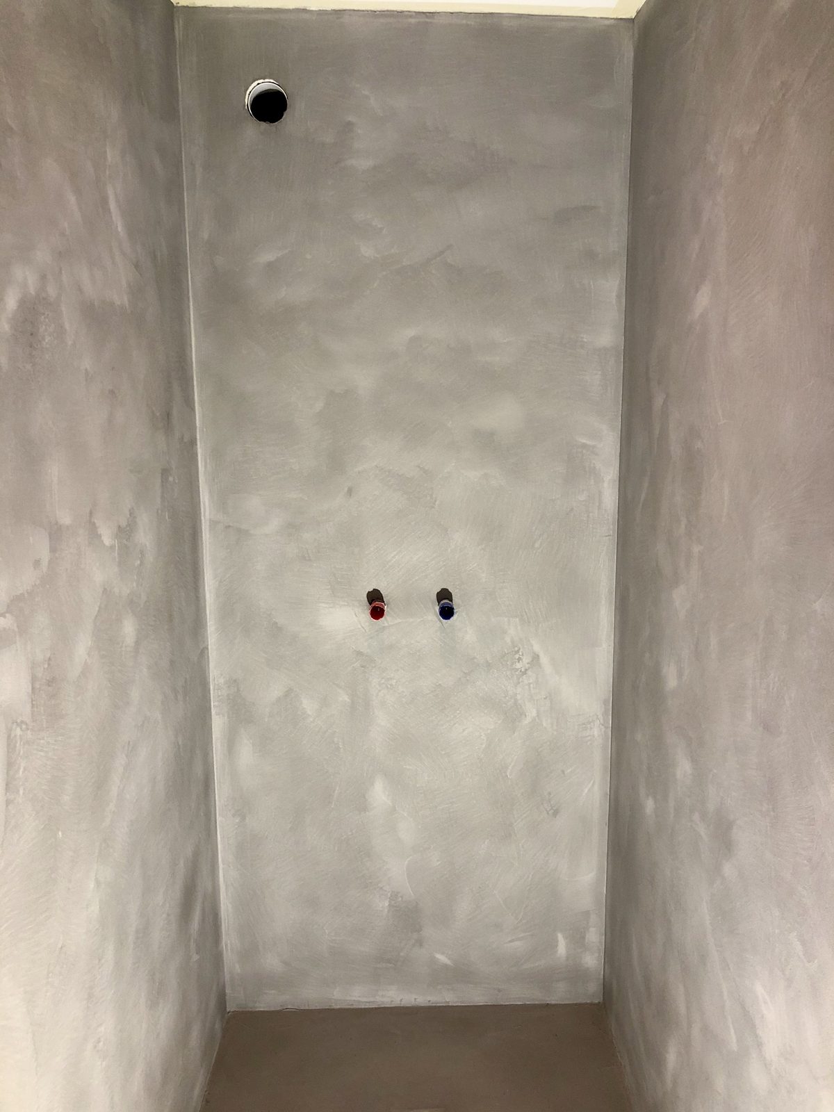 Douche en béton ciré gris taupe à La Londe-les-Maures, parois continues sans joint