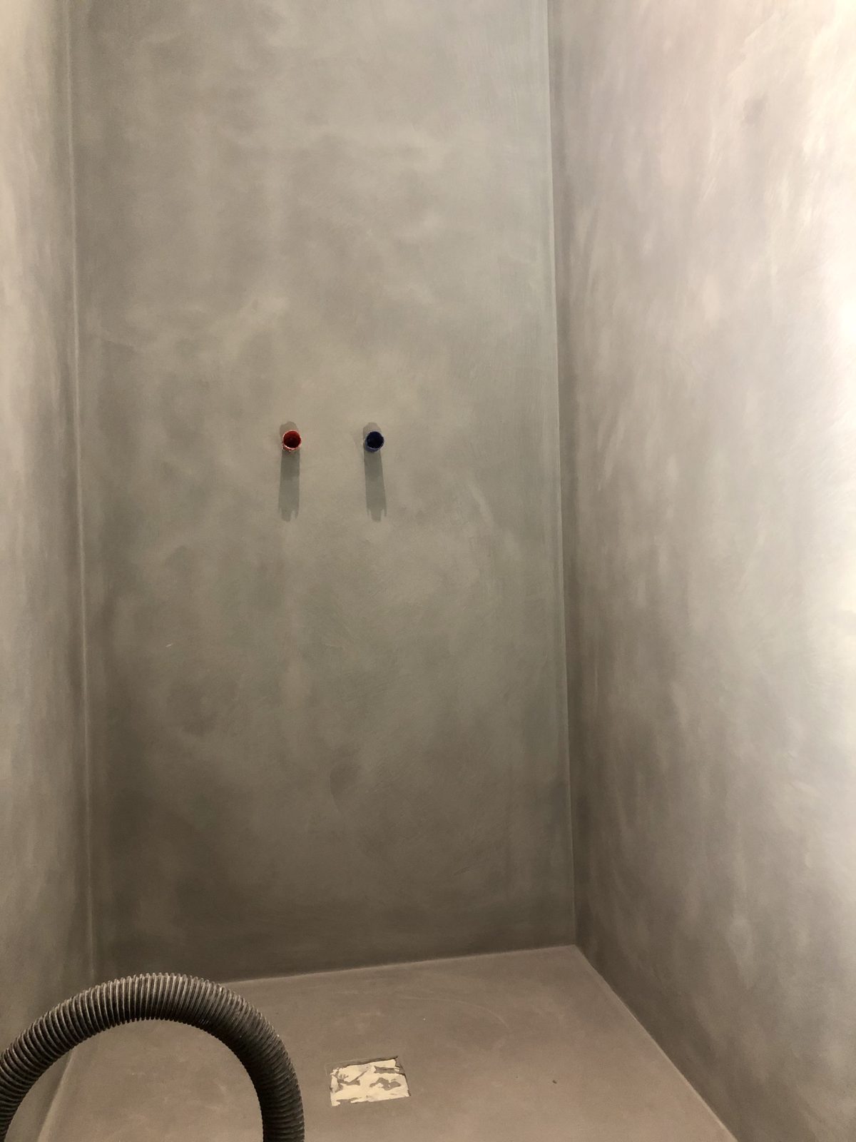 Receveur de douche en béton ciré gris avec pente d'écoulement intégrée, La Londe-les-Maures