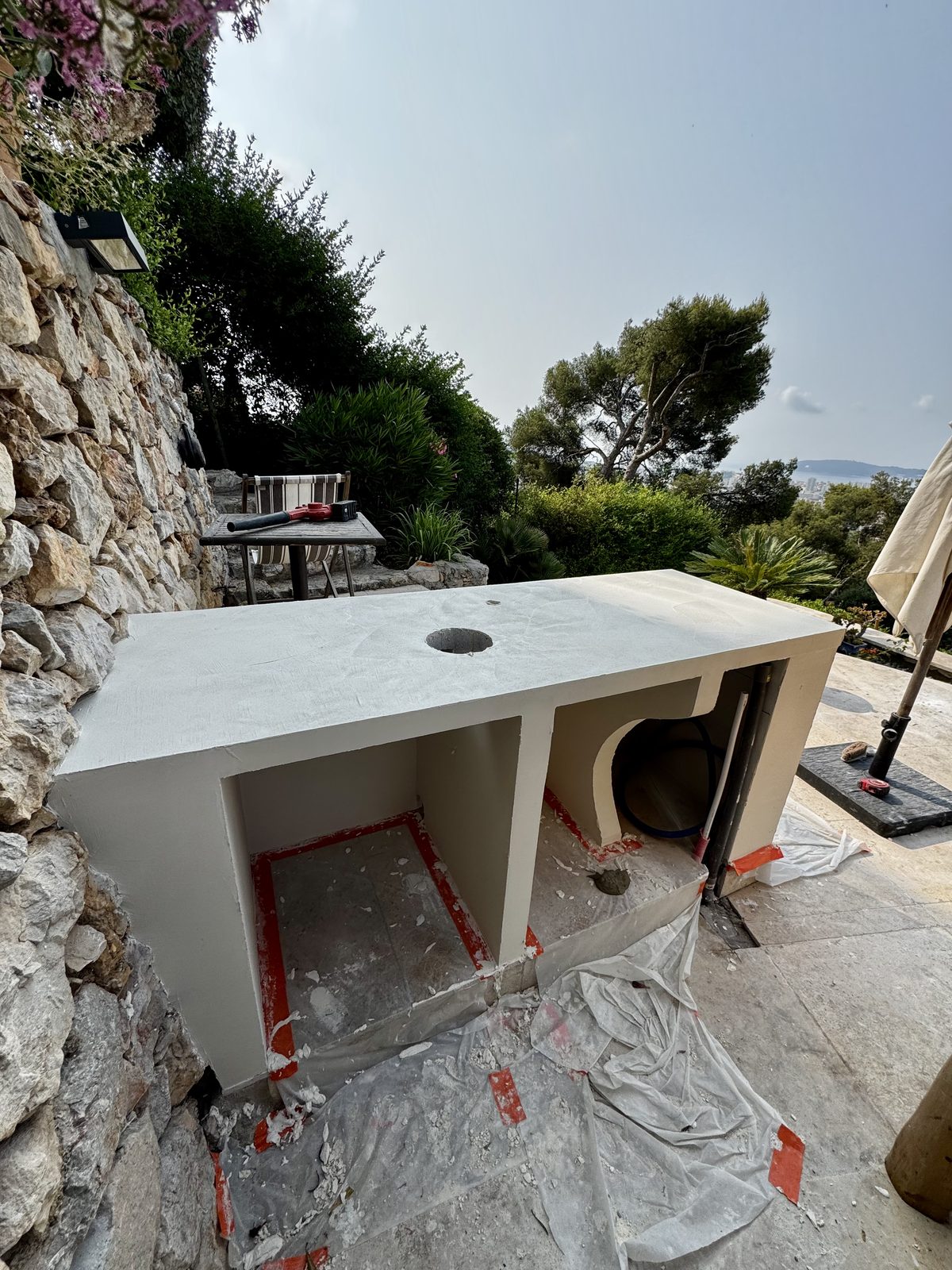 Plan de travail de cuisine d'été en béton ciré avant l'imprégnation de finition extérieure