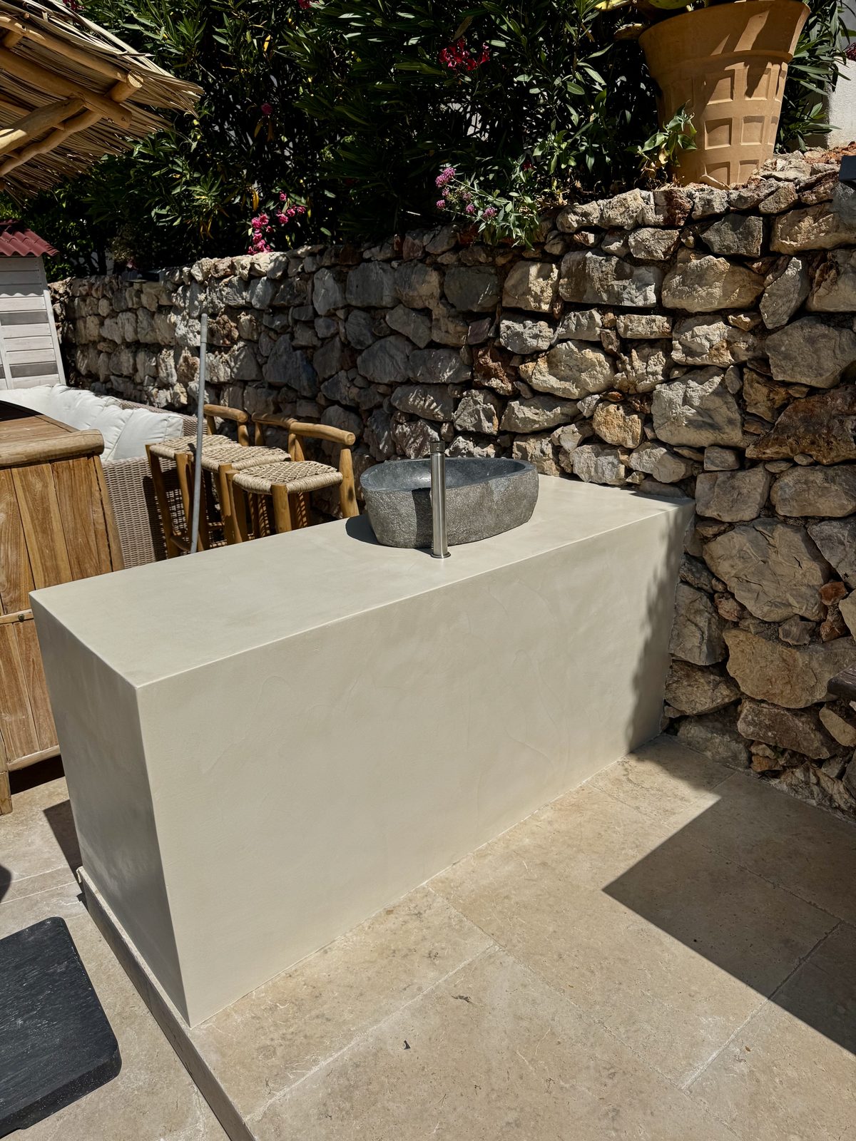 Plan de travail en béton ciré d'une cuisine d'été extérieure sur mesure à Toulon