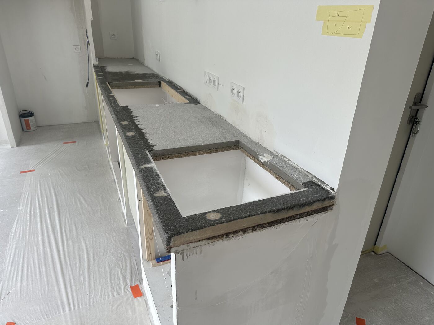 Séchage du support avant pose du béton ciré sur un plan de travail de cuisine à Hyères