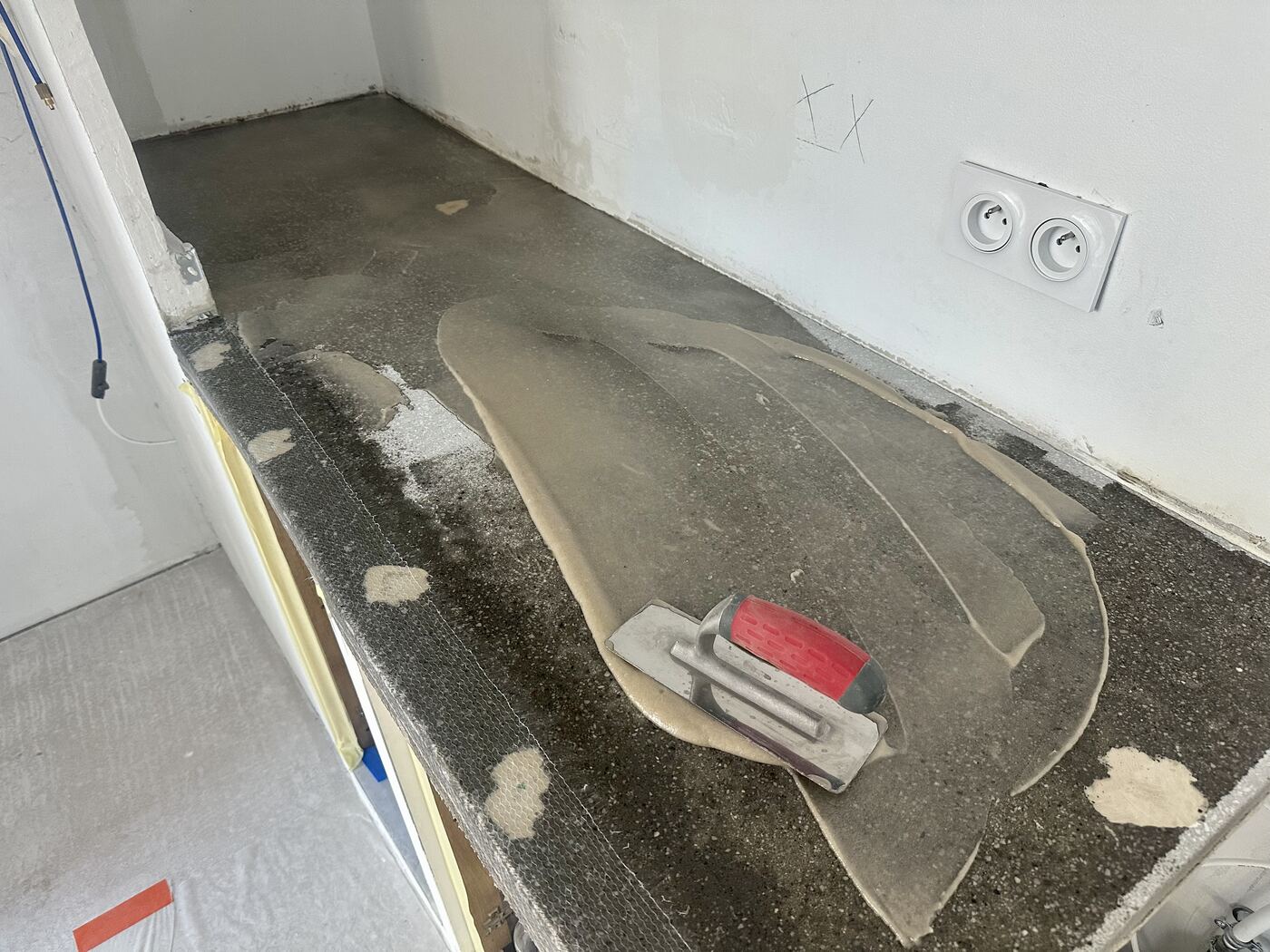 Pose du mortier époxy sur un plan de travail de cuisine avant béton ciré – Hyères