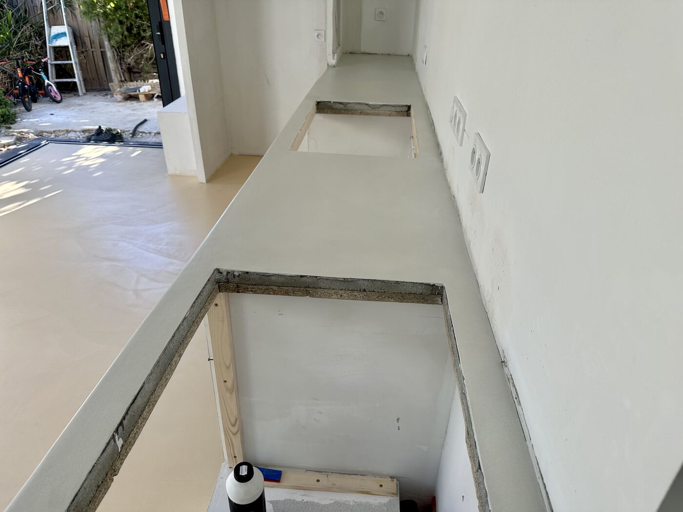 Plan de travail de cuisine en béton ciré terminé, teinte claire – presqu’île de Giens, Hyères (83)